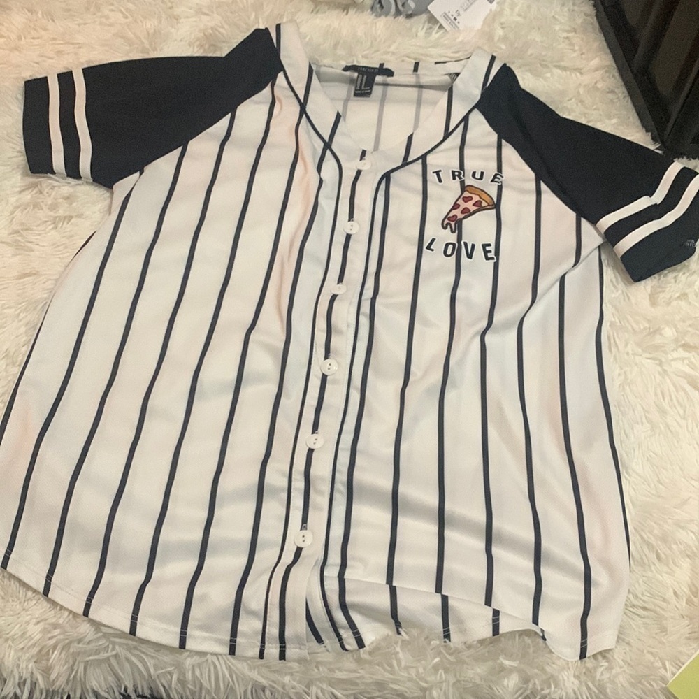 Forever 21 mens True Love Pizza Baseball Tee